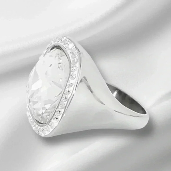 🇨🇦🆕 5th Avenue 
Women’s Rhodium Ring - Picture 2 of 15